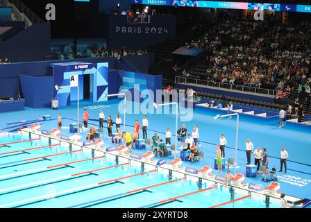 Nanterre, Frankreich - August 30 2024: Para-Schwimmen in der Pariser La Défense Arena während der Paralympischen Spiele 2024. Stockfoto