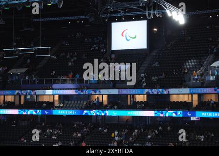 Nanterre, Frankreich - August 30 2024: Para-Schwimmen in der Pariser La Défense Arena während der Paralympischen Spiele 2024. Stockfoto