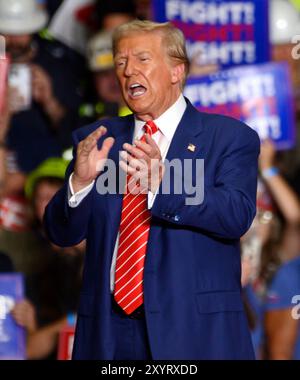 Pittsburgh, Usa. 30. August 2024. Der republikanische Kandidat, der ehemalige Präsident Donald Trump, bedankt sich für diese Anhänger nach seiner Kundgebung in der 1st Summit Arena im Cambria County war Memorial in Johnston, Pennsylvania am Freitag, den 30. August 2024. Foto von Archie Carpenter/UPI. Quelle: UPI/Alamy Live News Stockfoto