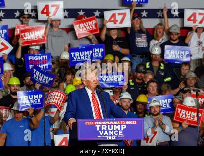 Pittsburgh, Usa. 30. August 2024. Der ehemalige republikanische Kandidat Donald Trump spricht am Freitag, den 30. August 2024, in der 1. Summit Arena im Cambria County war Memorial in Johnston, Pennsylvania. Foto von Archie Carpenter/UPI. Quelle: UPI/Alamy Live News Stockfoto