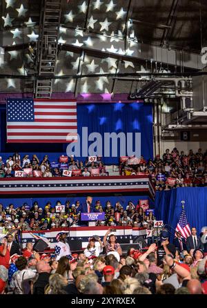 Pittsburgh, Usa. 30. August 2024. Der ehemalige republikanische Kandidat Donald Trump spricht am Freitag, den 30. August 2024, in der 1. Summit Arena im Cambria County war Memorial in Johnston, Pennsylvania. Foto von Archie Carpenter/UPI. Quelle: UPI/Alamy Live News Stockfoto