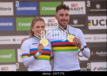 PAL Arinsal, Andorra: August 30 2024: Victor Koretzky aus FRANKREICH und Evie RICHARDS aus Großbritannien feiern auf dem Podium und feiern in der UCI Stockfoto