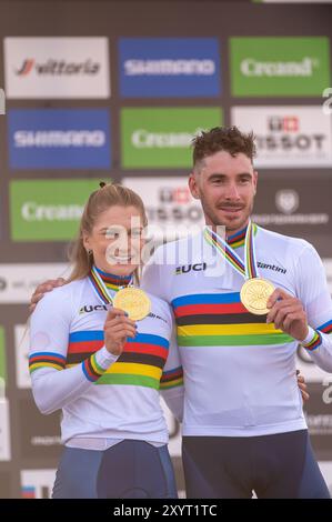 PAL Arinsal, Andorra: August 30 2024: Victor Koretzky aus FRANKREICH und Evie RICHARDS aus Großbritannien feiern auf dem Podium und feiern in der UCI Stockfoto