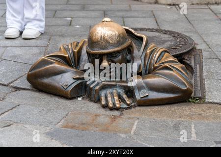 Bratislava, Slowakei - 5. August 2024: Statue der Kanalisationsarbeiter in der Altstadt von Bratislava, Slowakei. Stockfoto