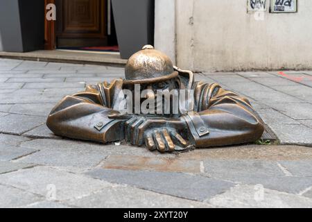 Bratislava, Slowakei - 5. August 2024: Statue der Kanalisationsarbeiter in der Altstadt von Bratislava, Slowakei. Stockfoto