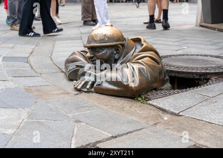 Bratislava, Slowakei - 5. August 2024: Statue der Kanalisationsarbeiter in der Altstadt von Bratislava, Slowakei. Stockfoto