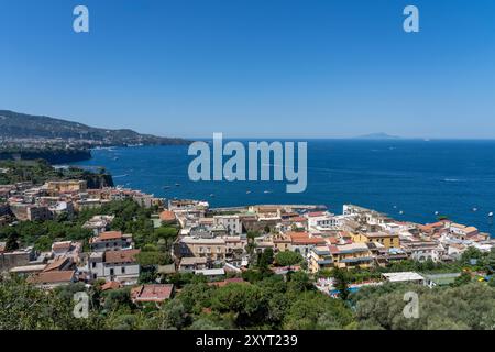 Blick von oben auf die Stadt Sorrent und die Bucht von Neapel in Italien. Sorrento ist eine Küstenstadt im Südwesten Italiens mit Blick auf die Bucht von Neapel an der Sorrenti Stockfoto