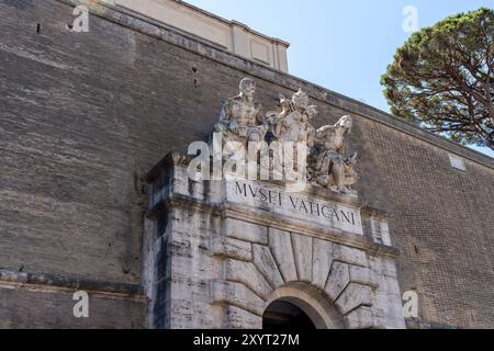 Der Eintritt zum Vatikanischen Museum in Rom, Italien (MVSEI VATICANI wie abgebildet bedeutet Vatikanmuseum auf Italienisch). Stockfoto
