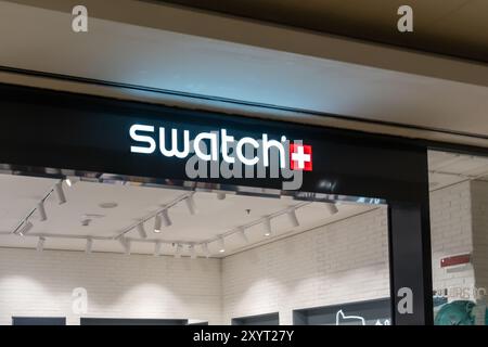 Nahaufnahme des Swatch-Logos und Unterschrift in ihrem Geschäft in einem Einkaufszentrum in Rom, Italien. Stockfoto