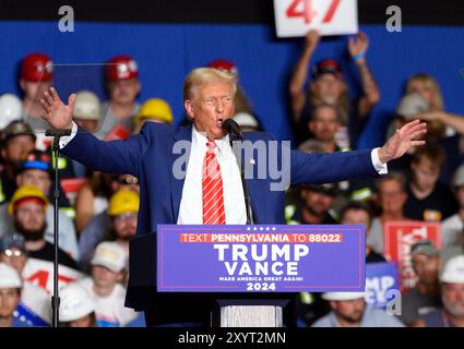 Pittsburgh, Usa. 30. August 2024. Der republikanische Kandidat Donald Trump spricht am Freitag, den 30. August 2024, bei seiner Kundgebung in der 1. Summit Arena im Cambria County war Memorial in Johnston Pennsylvania an seine Anhänger. Foto von Archie Carpenter/UPI. Quelle: UPI/Alamy Live News Stockfoto