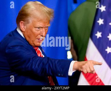 Pittsburgh, Usa. 30. August 2024. Der republikanische Kandidat Donald Trump verweist auf seine Anhänger in der ersten Reihe in der 1st Summit Arena im Cambria County war Memorial in Johnston Pennsylvania am Freitag, den 30. August 2024. Foto von Archie Carpenter/UPI. Quelle: UPI/Alamy Live News Stockfoto