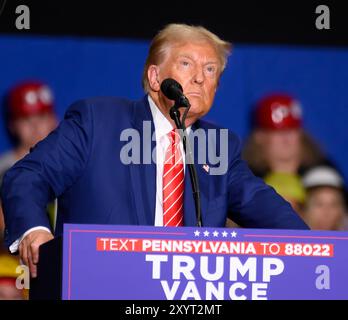 Pittsburgh, Usa. 30. August 2024. Der ehemalige republikanische Kandidat Donald Trump führt alle bei der Kundgebung an, um sich ein Video in der 1st Summit Arena im Cambria County war Memorial in Johnston Pennsylvania am Freitag, den 30. August 2024 anzuschauen. Foto von Archie Carpenter/UPI. Quelle: UPI/Alamy Live News Stockfoto