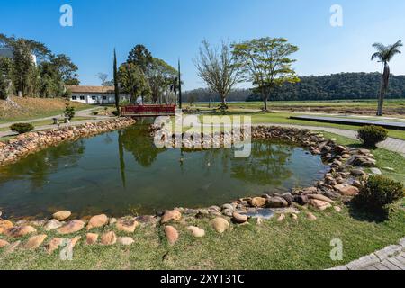 Ribeirão Pires, SP Brasilien. August 2024. Wunderschöne Brücke und Teich im Oriental Park. Milton Marinho De Moraes. Stockfoto