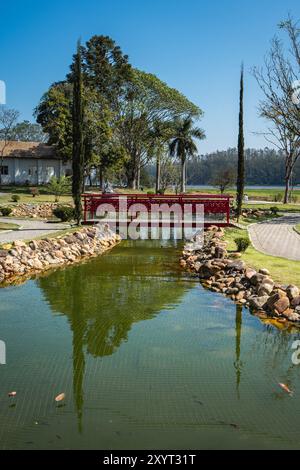 Ribeirão Pires, SP Brasilien. August 2024. Wunderschöne Brücke und Teich im Oriental Park. Milton Marinho De Moraes. Stockfoto