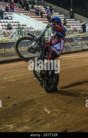 Freddy Hodder von Belle Vue Colts feiert am Freitag, den 30. August 2024, mit einem Wheelie während des Spiels der WSRA National Development League zwischen Belle Vue Aces und Edinburgh Monarchs im National Speedway Stadium in Manchester. (Foto: Ian Charles | MI News) Credit: MI News & Sport /Alamy Live News Stockfoto