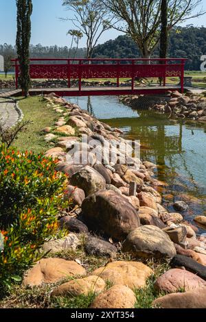 Ribeirão Pires, SP Brasilien. August 2024. Wunderschöne Brücke und Teich im Oriental Park. Milton Marinho De Moraes. Stockfoto