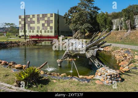 Ribeirão Pires, SP Brasilien. August 2024. Wunderschöne Brücke und Teich im Oriental Park. Milton Marinho De Moraes. Stockfoto