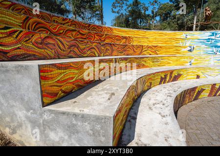 August 2024. Rebeirao Pires, SP Brasilien. Mosaikkunstwerk auf der Treppe im Oriental Garden bei Rebeiroa Pires. Stockfoto