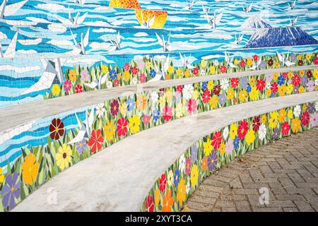 August 2024. Rebeirao Pires, SP Brasilien. Mosaikkunstwerk auf der Treppe im Oriental Garden bei Rebeiroa Pires. Stockfoto