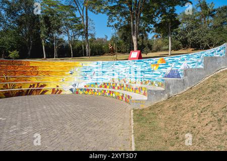 August 2024. Rebeirao Pires, SP Brasilien. Mosaikkunstwerk auf der Treppe im Oriental Garden bei Rebeiroa Pires. Stockfoto