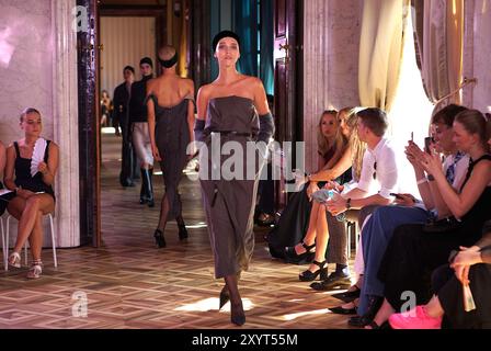 Prag, Tschechische Republik. 30. August 2024. Models präsentieren Kreationen während der Mercedes-Benz Prague Fashion Week in Prag, Tschechien, am 30. August 2024. Quelle: Dana Kesnerova/Xinhua/Alamy Live News Stockfoto