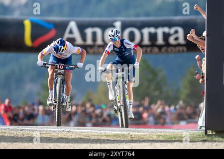 Pal Arinsal, Andorra: August 30 2024: Definition an der Ziellinie zwischen Evie Richards von GROSSBRITANNIEN und Pauline Ferrand Prevot von FRANCEin Th Stockfoto