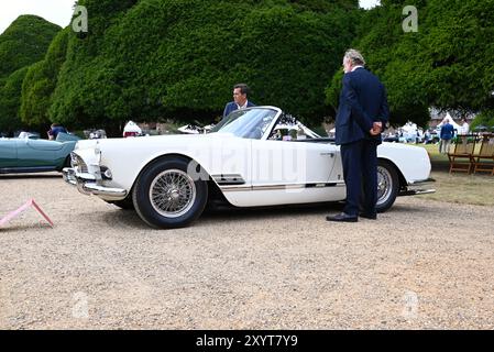 Der Concours of Elegance im Hampton Court Palace vereint eine Auswahl von 60 der seltensten Autos aus der ganzen Welt – viele davon wurden noch nie zuvor in Großbritannien gesehen. Stockfoto