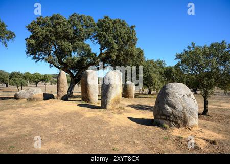 Vale Maria do Meio Cromlech, ein megalithischer Steinkreis in der Region Alentejo in Portugal. Es wird angenommen, dass es auf das fünfte Jahrtausend vor Christus oder früher zurückgeht. Stockfoto