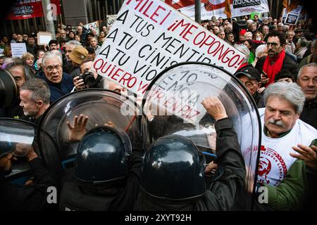 Buenos Aires, Argentinien. August 2024. Marsch von Rentnern und sozialen Organisationen gegen Präsident Javier Milei Veto gegen das kürzlich verabschiedete Gesetz im argentinischen Nationalkongress die Bundespolizei unterdrückt Rentner, die vor dem argentinischen Nationalkongress protestierten. Quelle: SOPA Images Limited/Alamy Live News Stockfoto