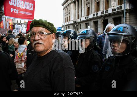 Buenos Aires, Argentinien. August 2024. Rentner versammeln sich vor dem Nationalkongress, um gegen das Veto des Präsidenten zu protestieren. Marsch von Rentnern und sozialen Organisationen gegen das Veto von Präsident Javier Milei gegen das kürzlich im argentinischen Nationalkongress verabschiedete Gesetz. Quelle: SOPA Images Limited/Alamy Live News Stockfoto