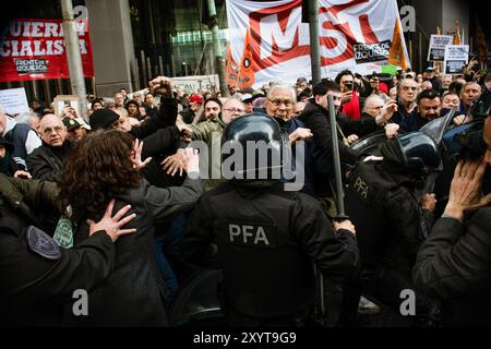 Buenos Aires, Argentinien. August 2024. Die Bundespolizei unterdrückt Rentner, die außerhalb des argentinischen Nationalkongresses gegen das Veto von Präsident Javier Milei gegen das kürzlich verabschiedete Gesetz im argentinischen Nationalkongress protestierten. (Credit Image: © Santi Garcia Diaz/SOPA Images via ZUMA Press Wire) NUR REDAKTIONELLE VERWENDUNG! Nicht für kommerzielle ZWECKE! Stockfoto