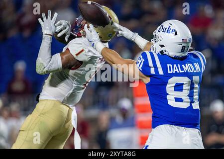 30. August 2024: Elon Phoenix Defensive Back Caleb Curtain (1) bricht den Pass an Duke Blue Devils Tight End Nicky Dalmolin (81) während des dritten Viertels des ACC Football Matchups im Wallace Wade Stadium in Durham, NC. (Scott Kinser/CSM) Credit: CAL Sport Media/Alamy Live News Stockfoto