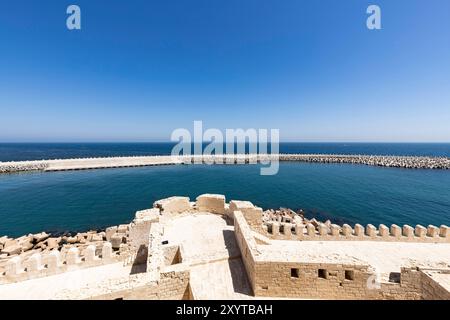 Qaitbay Zitadelle, Festung aus dem 15. Jahrhundert, nördliche Spitze der antiken Pharos-Insel (heute Halbinsel) des Mittelmeers, Alexandria, Ägypten, Nordafrika Stockfoto