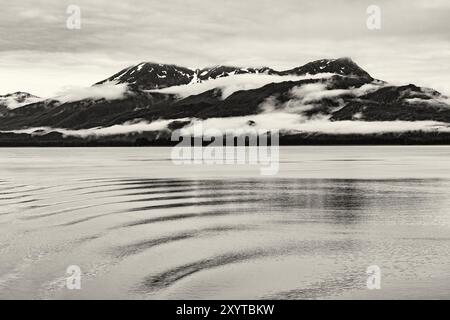 Nebelige Bergszene entlang der Inside Passage, Alaska, USA [Schwarzweißbild] Stockfoto