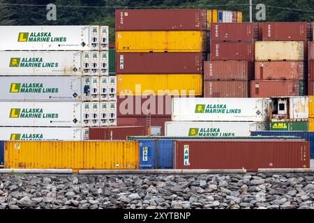 Versandcontainer im Hafen von Juneau, Alaska, USA Stockfoto