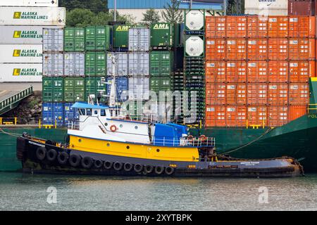 WESTERN Ranger Schleppboot und Transportcontainer im Hafen in Juneau, Alaska, USA Stockfoto