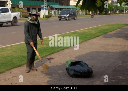 Mann, der den Bürgersteig reinigt, Vientiane, Laos. Stockfoto