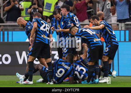 Mailand, Italien. 30. August 2024. Italien, Mailand, august 30 2024: NicolÃ² Barella (FC Inter) feiert mit seinen Teamkollegen das Tor 2-0 bei 10' während des Fußballspiels FC Inter gegen Atalanta BC, Serie A Tim 2024-2025 Day 3, San Siro Stadium. Italien, Mailand, 2024 08 30: FC Inter gegen Atalanta BC, Serie A Tim 2024/2025.Tag 3 im San Siro Stadion. (Kreditbild: © Fabrizio Andrea Bertani/Pacific Press via ZUMA Press Wire) NUR REDAKTIONELLE VERWENDUNG! Nicht für kommerzielle ZWECKE! Quelle: ZUMA Press, Inc./Alamy Live News Stockfoto