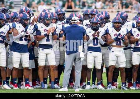 East Lansing, Michigan, USA. 30. August 2024. Die Spieler des Florida Atlantic treffen sich vor ihrem Spiel gegen Michigan State im Spartan Stadium. (Kreditbild: © Scott Mapes/ZUMA Press Wire) NUR REDAKTIONELLE VERWENDUNG! Nicht für kommerzielle ZWECKE! Stockfoto