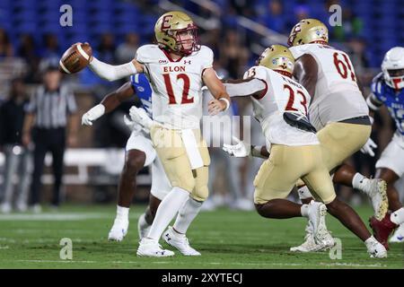 30. August 2024: Elon Phoenix Quarterback Matthew Downing (12) wirft den Ball während des NCAA-Fußballspiels zwischen den Elon Phoenix und den Duke Blu Stockfoto