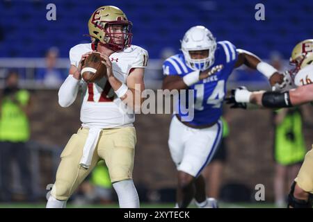 30. August 2024: Elon Phoenix Quarterback Matthew Downing (12) wirft den Ball während des NCAA-Fußballspiels zwischen den Elon Phoenix und den Duke Blu Stockfoto