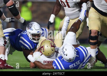 30. August 2024: Elon Phoenix Quarterback Matthew Downing (12) wird von Duke Blue Devils Defensive Tackle Kendy Charles (91) und Defensive End Mic entlassen Stockfoto