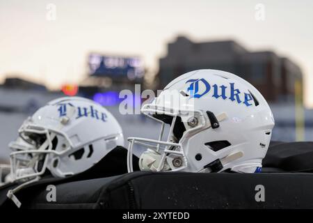 30. August 2024: Duke Blue Devils Helme an der Seitenlinie vor dem NCAA-Football-Spiel zwischen den Elon Phoenix und den Duke Blue Devils in Wallace W. Stockfoto