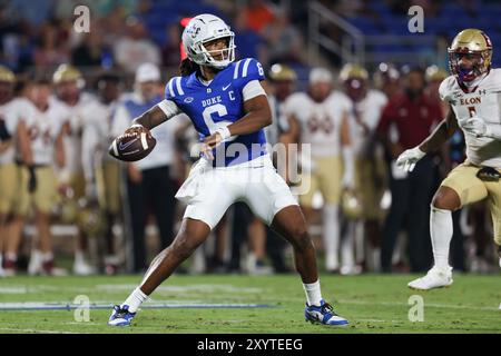 30. August 2024: Duke Blue Devils Quarterback Maalik Murphy (6) wirft den Ball während des NCAA-Fußballspiels zwischen den Elon Phoenix und dem Duke BL Stockfoto