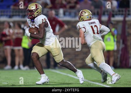 30. August 2024: Elon Phoenix Running Back Rushawn Baker (23) stürzt den Ball während des NCAA-Fußballspiels zwischen den Elon Phoenix und den Duke Blue Stockfoto