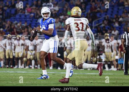 30. August 2024: Duke Blue Devils Quarterback Maalik Murphy (6) wirft den Ball während des NCAA-Fußballspiels zwischen den Elon Phoenix und dem Duke BL Stockfoto