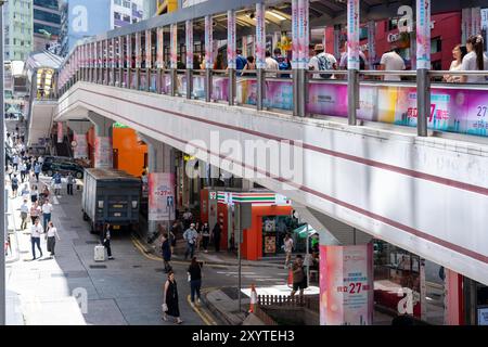 Hongkong, China - 03. Juli 2024 : Eine Fußgängerüberführung in Hongkong, China mit einer befahrenen Straße darunter. Stockfoto