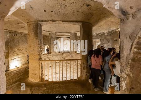 Katakomben von KOM el Shoqafa, vertikales kreisförmiges Felsloch mit Treppen, Alexandria, Ägypten, Nordafrika, Afrika Stockfoto