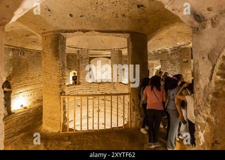 Katakomben von KOM el Shoqafa, vertikales kreisförmiges Felsloch mit Treppen, Alexandria, Ägypten, Nordafrika, Afrika Stockfoto