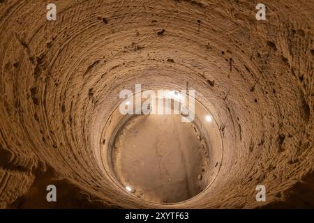 Katakomben von KOM el Shoqafa, vertikales kreisförmiges Felsloch mit Treppen, Alexandria, Ägypten, Nordafrika, Afrika Stockfoto